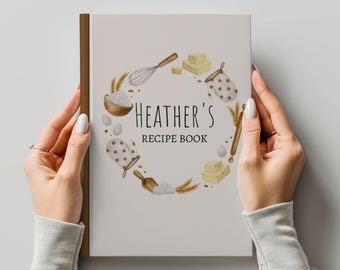 Puede incluir: Un libro de recetas marrón con una ilustración de acuarela de ingredientes y herramientas para hornear. El título es "Heather's Recipe Book".