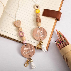 Lanière personnalisée en bois bohème avec perles, porte-nom personnalisé pour enseignant, cadeau sa carte d'identité, badge groovy, infirmière rétro, rose, échappée heureuse