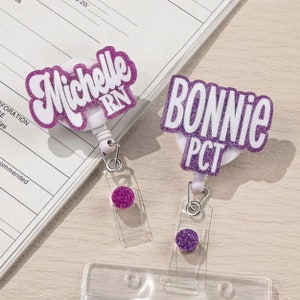 Porte-badge personnalisé pour infirmière avec nom groovy rétro personnalisé, porte-étiquette scintillant en acrylique, carte-clé d'identification de travail, monogramme, cadeau pour son nouveau médecin, infirmier infirmière auxiliaire, clip
