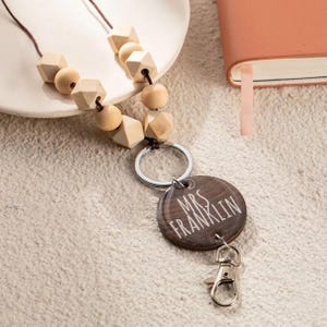 Nom personnalisé Boho lanière en bois avec perles Badge personnalisé porte-étiquette cadeau de remerciement pour enseignant sa carte d'identité rétro échappée scolaire travail