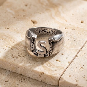Anillo con inicial de herradura grabado a medida, joyería vaquera delicada de la suerte estilo western, regalo para ella, para él, para mamá, aniversario de caballo de plata vintage