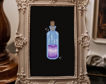 Op de afbeelding: Een wit, versierd frame met een zwarte achtergrond en een gepixelde afbeelding van een blauwe glazen fles met een paarse vloeistof erin. De fles heeft een kurkstop en er zitten vonken omheen.