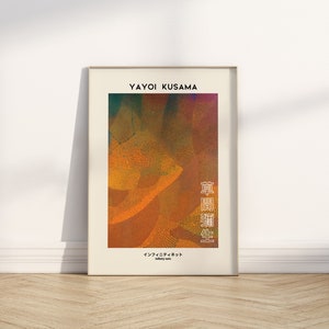 Könnte beinhalten: Ein gerahmtes Poster mit einem abstrakten Gemälde von Yayoi Kusama. Das Gemälde ist in leuchtenden Orange- und Gelbtönen gehalten und weist ein strukturiertes Muster auf. Das Poster enthält auch den Namen der Künstlerin, den Titel des Werks "Infinity Nets" und den japanischen Text "草間彌生".