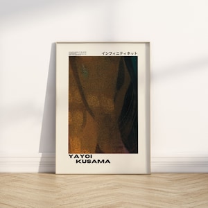 Puede incluir: Un póster con una impresión de arte digital de un patrón abstracto en espiral en tonos marrones, amarillos y verdes. El texto "Yayoi Kusama" e "Infinity Net" está impreso en negro en la parte inferior del póster.