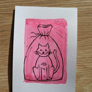 Carte postale Chat dans un sac - pièces uniques faites à la main, impression linogravée sur aquarelle