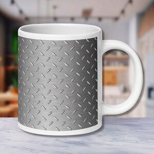 Puede incluir: Taza de cerámica blanca con un diseño de patrón de placa de diamante. La taza tiene un asa y es adecuada para bebidas calientes o frías.
