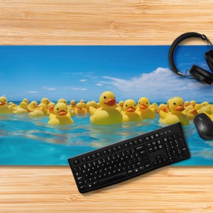 Tappetino per mouse in gomma con motivo a paperella, protezione per scrivania, tappetino per mouse del computer, regalo per gamer, giallo, mare, oceano, giallo, funky, divertente, felice, jeep, vita, paperella galleggiante