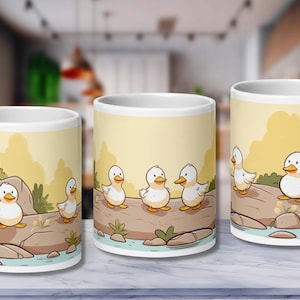 Könnte beinhalten: Drei weiße Keramikbecher mit einem Cartoon-Enten-Design. Die Enten stehen auf Felsen in der Nähe eines Gewässers, vor einem gelben Hintergrund mit grünem Laub. Die Becher haben einen weißen Griff und Innenraum.