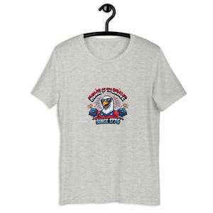 1776年以来の勇者の面白い故郷Tシャツ | 漫画のハクトウワシBBQ 7月4日Tシャツ | 愛国的なユーモアグラフィックシャツUSA