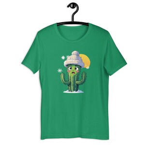 Grappig T-shirt met cactus in een sneeuwhoed – Absurd shirt woestijn cartoon – T-shirt surrealistische humor