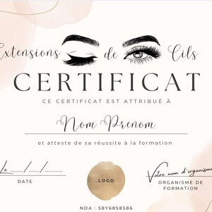 Peut inclure: Un certificat blanc avec une illustration en noir et blanc de cils. Le texte "Extensions de Cils CERTIFICAT" est en haut du certificat. Le texte "CE CERTIFICAT EST ATTRIBUÉ À Nom Prenom et atteste de sa réussite à la formation." est sous l'illustration. Le texte "DATE" est sous le texte "Nom Prenom". Le texte "Votre nom d'organisme ORGANISME DE FORMATION" est sur le côté droit du certificat. Le texte "NDA: 58Y6858586" est en bas du certificat.
