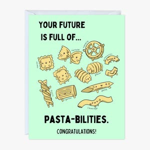 Peut inclure: Une carte de vœux vert clair illustrée de diverses formes de pâtes avec des visages souriants. Le texte indique : YOUR FUTURE IS FULL OF... PASTA-BILITIES. CONGRATULATIONS! Les types de pâtes étiquetés incluent ravioli, farfalle, rotelle, gnocchi, macaroni, fusilli, rigatoni, penne et cavatappi.