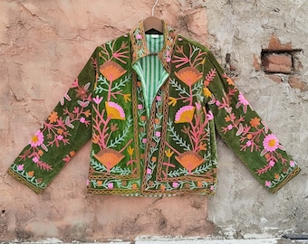 Chaqueta de terciopelo Suzani hecha a mano: prenda de abrigo de algodón estilo boho con bordados.