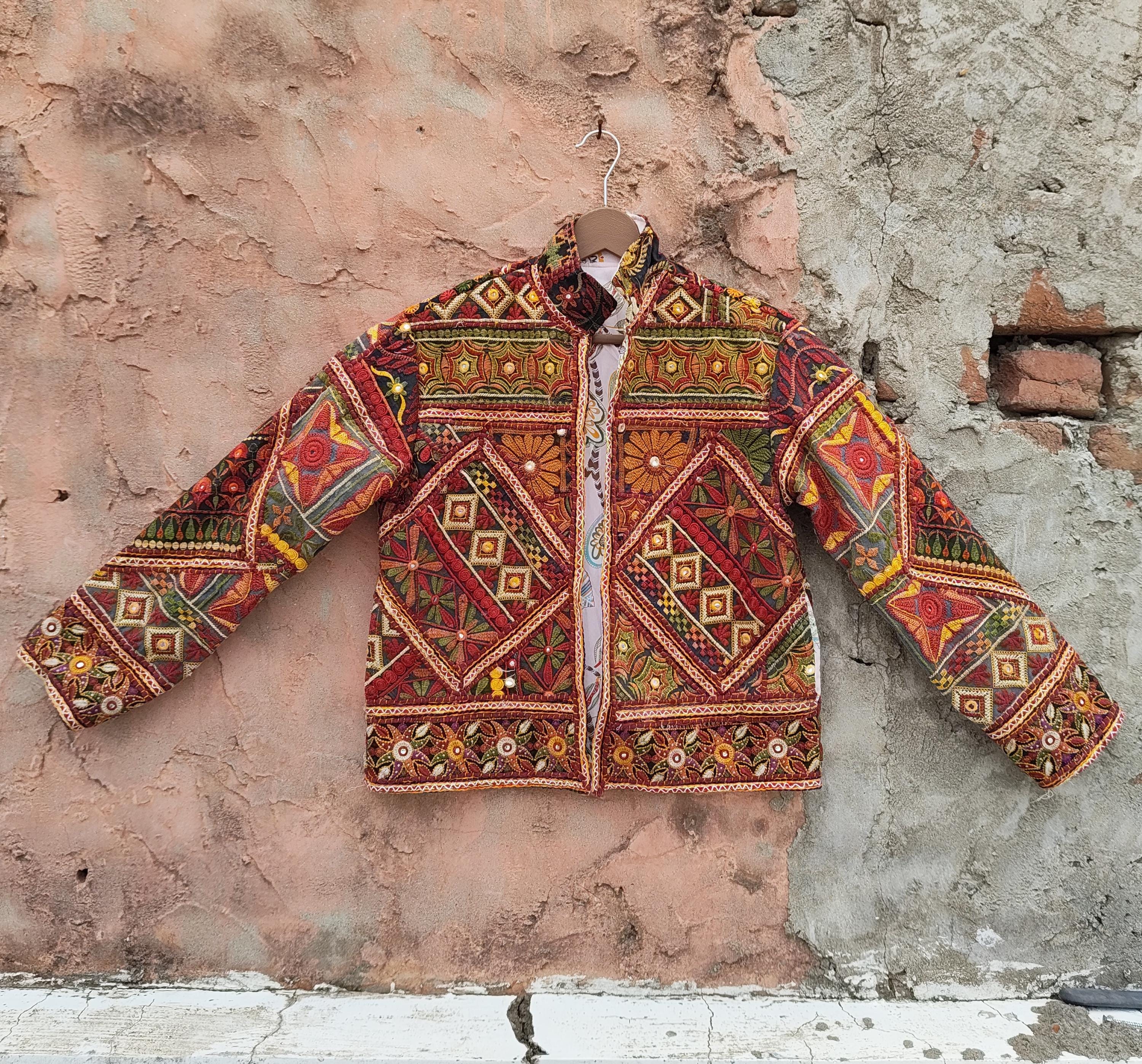 ハンドメイドのバンジャラジャケット：刺繍入りトライバルボヘミアン 