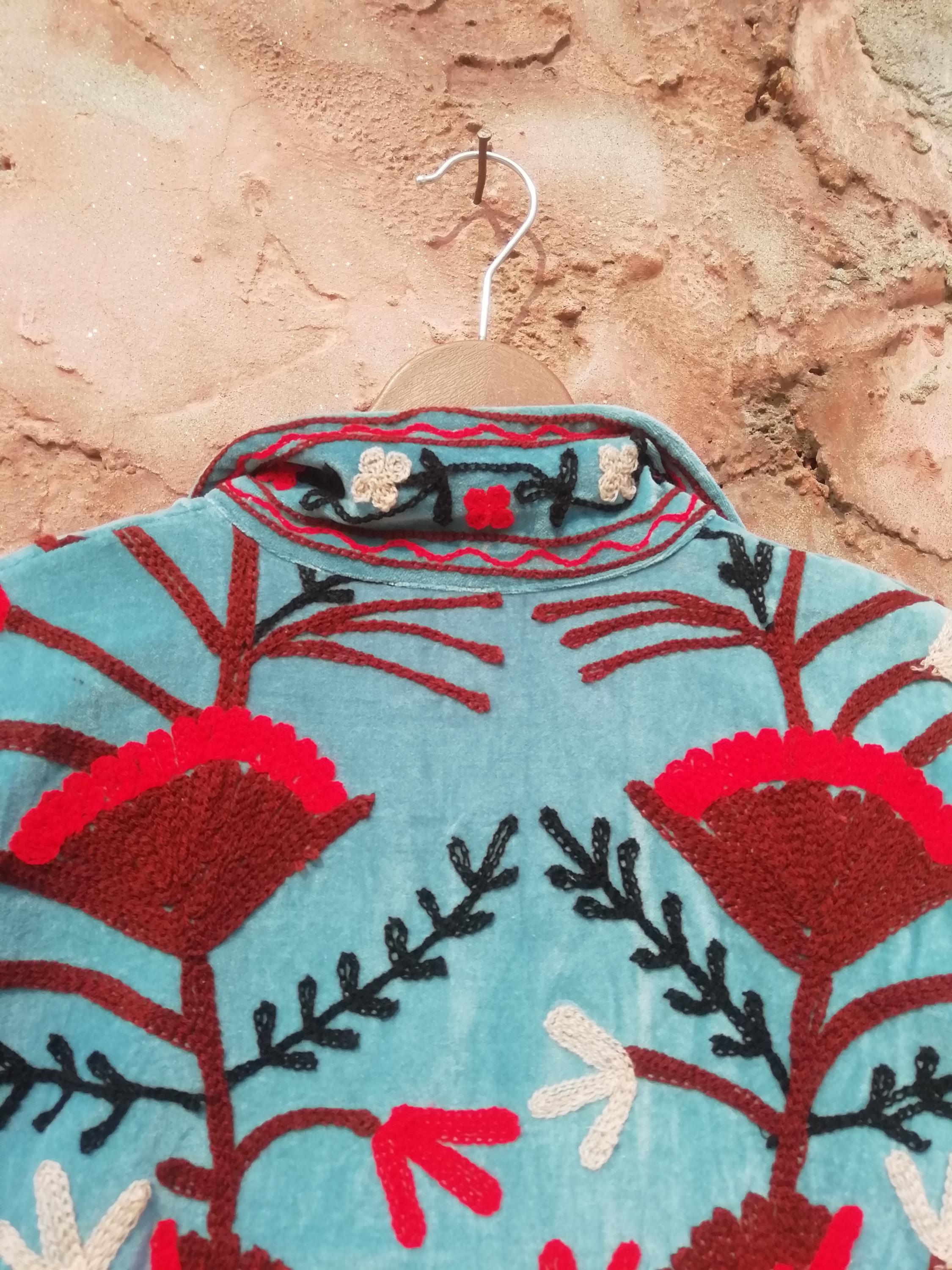 手作りのスザニ刺繍入りベルベットジャケット - ターコイズブルーの