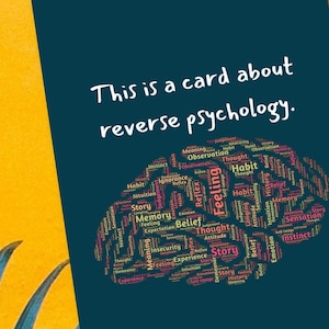 Cartão de trocadilho engraçado com psicologia reversa, cérebro e mente em termos psicológicos, sinto sua falta, pensando em você, cartão de piada. Criado por StudioShine