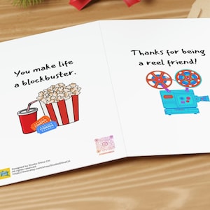 Carte de l'amitié avec jeux de mots, magnétoscope rétro, pop-corn, blockbuster, film, cinéphiles, reconnaissant pour un vrai ami. Conçu par StudioShine