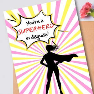 Cartão de agradecimento poderoso, super-heroína disfarçada, cartão colorido para o Dia das Mães, cartão de agradecimento ao herói. Design: StudioShine