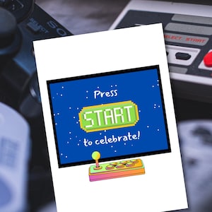 Biglietto d'auguri per giocatori, giochi retrò, premi Start per festeggiare, lotta contro i boss dei mostri, salire di livello, divertente e alla moda. Progettato da StudioShine