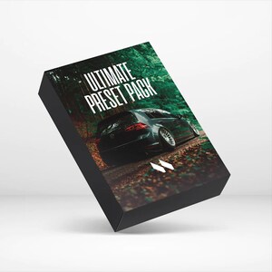 以下が含まれることがあります： 白い文字で「ULTIMATE PRESET PACK」と書かれた黒い箱。箱には、森の中に黒い車が写っている写真が載っている。