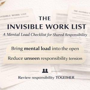 Könnte beinhalten: Das Bild zeigt ein Dokument mit dem Titel "THE INVISIBLE WORK LIST" und dem Untertitel "A Mental Load Checklist for Shared Responsibility". Die Texte "Bring mental load into the open" und "Reduce unseen responsibility tension" sind ebenfalls sichtbar. Ein Stift liegt daneben.