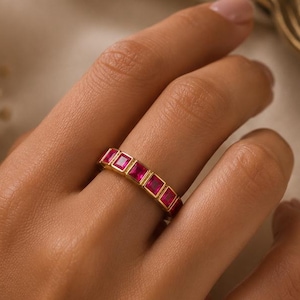 Bague d'éternité en or avec rubis taille princesse, alliance empilable, pierre de naissance de juillet