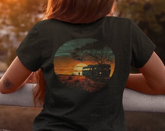 Peut inclure: Un t-shirt noir avec un graphique circulaire représentant une scène de coucher de soleil avec un bus traversant une savane. Le graphique a un aspect vintage et délavé.