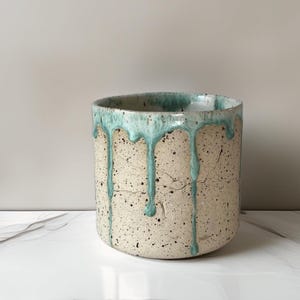 Handgemaakte keramische plantenpot met groene vloeiende glazuur – een unieke plantendecoratie – boho en minimalistische stijl