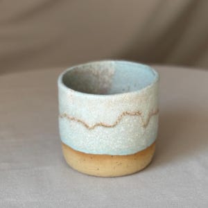 Handgjort keramiskt blomkrukutkast – ljusblått med konstnärlig glasyr | Modern minimalism