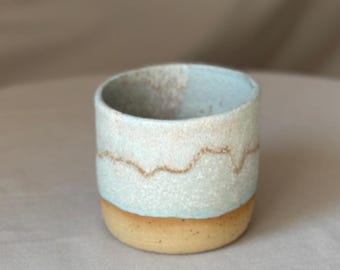 Handgefertigter Keramik-Blumentopfüberzug – hellblau mit kunstvoller Glasur | Moderner Minimalismus