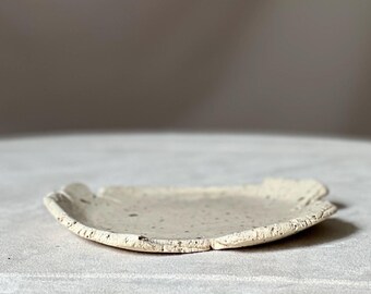 Rustikaler, handgefertigter Keramikständer – aus rohem Ton, Wabi-Sabi, Japandi, dekoratives Tablett, Ständer für Schmuck, Pflanzen, Kerzen