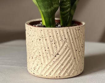 Portavaso in ceramica fatto a mano con motivo intagliato – argilla naturale e smalto bianco in stile Japandi e Wabi-Sabi