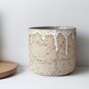 Handgemaakte keramische bloempothoes met wit, vloeiend glazuur – plantendecoratie, keramische bloempot, cadeau