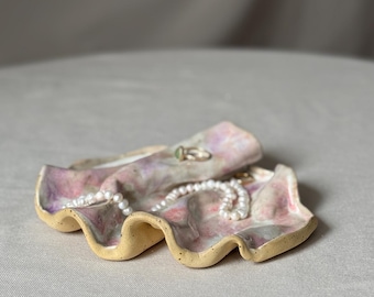 Handgefertigter Keramikuntersetzer in Wellenform – beigefarbener Ton mit Sprenkeln, weiße und rosa Glasur