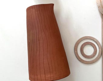 Rote Keramikvase – Einzigartige Unvollkommenheiten