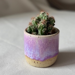Handgemaakte keramische bloempothoes – lichtpaars met een wit en blauw glazuurpatroon, modern design
