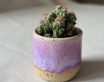 Handgefertigter Keramik-Blumentopfüberzug – hellviolett mit weiß-blauem Glasurverlauf, modernes Design