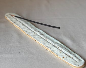 Handgefertigter Räuchergefäßhalter aus Keramik – mattweiße Keramik mit natürlichen Tonverfärbungen | Minimalistisch, Japandi