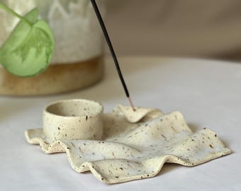 Handgefertigter Keramikhalter mit Löscher – Halter für Räucherstäbchen, Palo Santo, Salbei – Japandi / Wabi-Sabi Dekoration