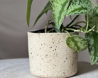 Handgefertigter Blumentopfdeckel aus Keramik – Rohton mit weißer Glasur – Japandi / Wabi-Sabi Dekoration