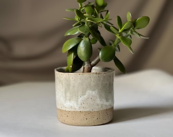 Handgefertigter Keramik-Blumentopfüberzug – weiß und gedecktes Grün – Japandi-/Wabi-Sabi-Dekoration