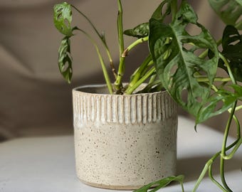 Handgefertigter Keramik-Übertopf – beige mit Punkten – ein einzigartiger Pflanzenschutz