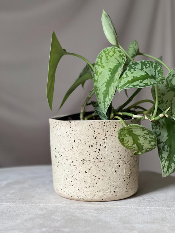 Ręcznie robiona ceramiczna osłonka na doniczkę – surowa glina z białym szkliwem – dekoracja Japandi / Wabi-Sabi