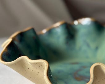 Handgefertigte Keramikschale – beige mit Punkten und grüner, türkisfarbener und brauner Glasur | Dekorativ, handgefertigt