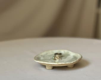 Handgefertigter Keramikuntersetzer – Beigefarbener Ton mit braunen Sprenkeln – Minimalistisches Tablett im Japandi- und Wabi-Sabi-Stil