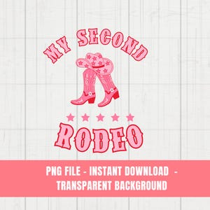 Könnte beinhalten: Pinkfarbenes Grafikdesign mit dem Text "My Second Rodeo" in pinkfarbener und roter Schrift. Das Design zeigt einen rosafarbenen Cowboyhut und zwei rosafarbene Cowboystiefel mit Sternen. Fünf rosafarbene Sterne befinden sich unter dem Text.