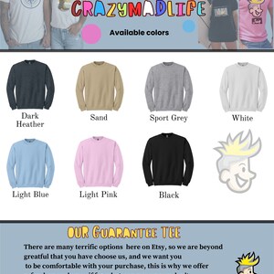 Puede incluir: Un dise&ntilde;o gr&aacute;fico para una camiseta con el texto "Crazymadlife" en letras de colores. La imagen muestra 10 opciones de colores diferentes para la camiseta: gris oscuro jaspeado, arena, gris deportivo, blanco, azul claro, rosa claro, negro, azul marino, rojo y verde azulado.