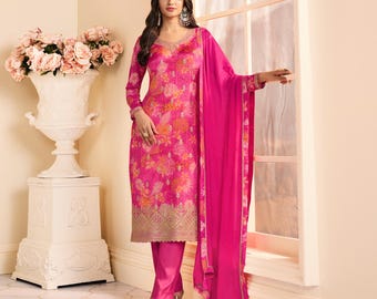 Conjunto de kurta chinon rosa intenso, dupatta con estampado floral de Swarovski, atuendo para bodas indias