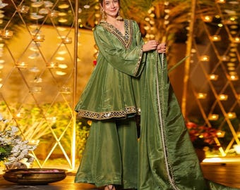 Traje Sharara de Seda Vichitra Verde – Kurta bordada, pantalones acampanados, Dupatta (Invitado a boda)