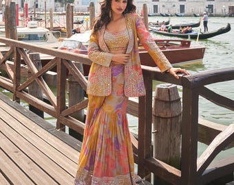 Traje Sharara amarillo mostaza, chaqueta con bordado de espejo y conjunto Gharara de seda chinon.